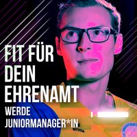 Portrait Jugendlicher mit Brille + Schriftzug "Werde JuniorManager*in"