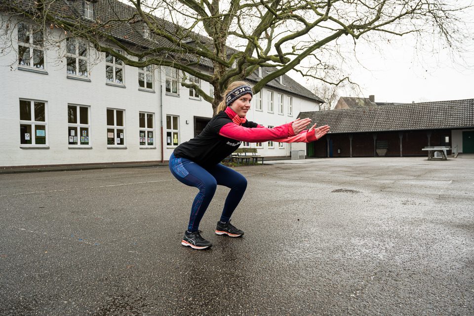 Jugendliche beim Kniebeuge machen