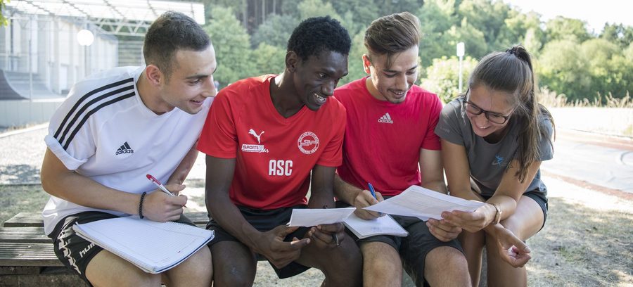 4 junge Menschen, die sich austauschen