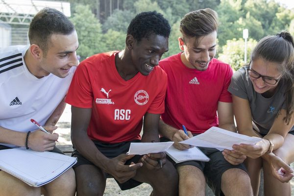 4 junge Menschen, die sich austauschen