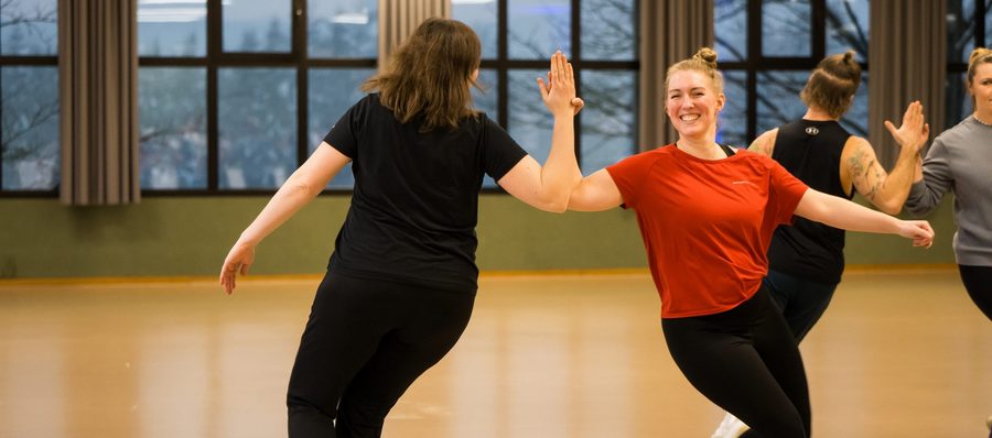 Zwei junge Menschen, die miteinander Tanzen 