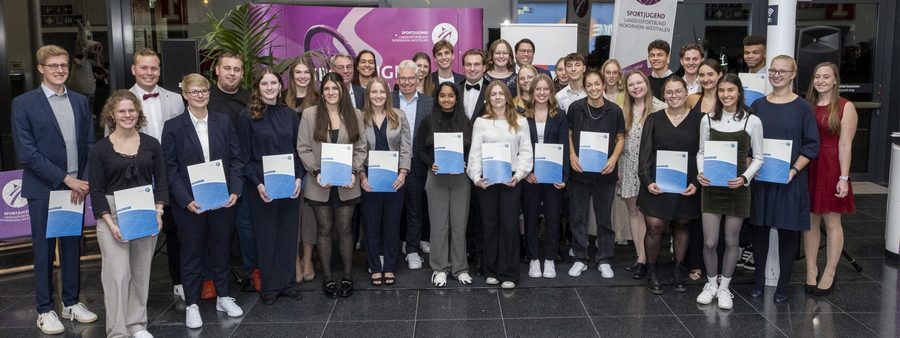 Alle 33 Stipendiaten mit den Stipendien in der Hand