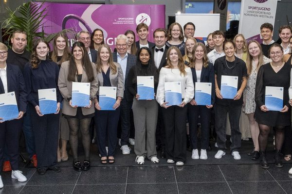 Alle 33 Stipendiaten mit den Stipendien in der Hand