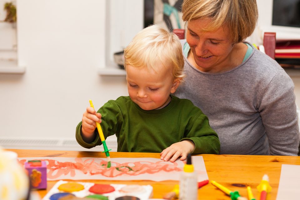 Mutter und Sohn basteln