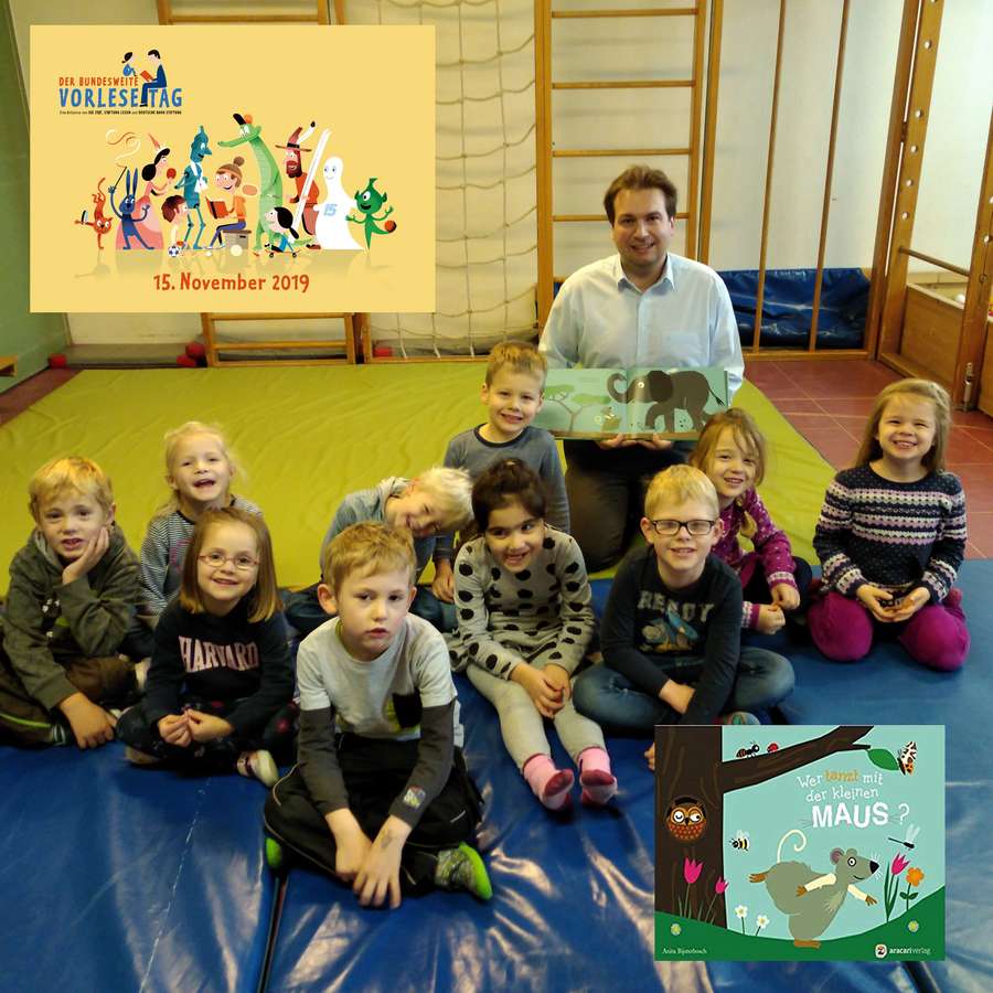 Jens Wortmann ließt Kindern ein "bewegtes" Buch vor