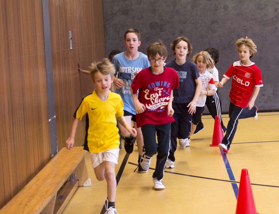 rennende Kinder in einer Turnhalle