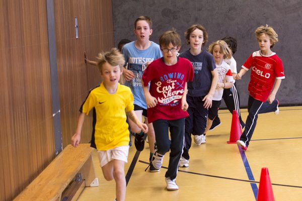 rennende Kinder in einer Turnhalle