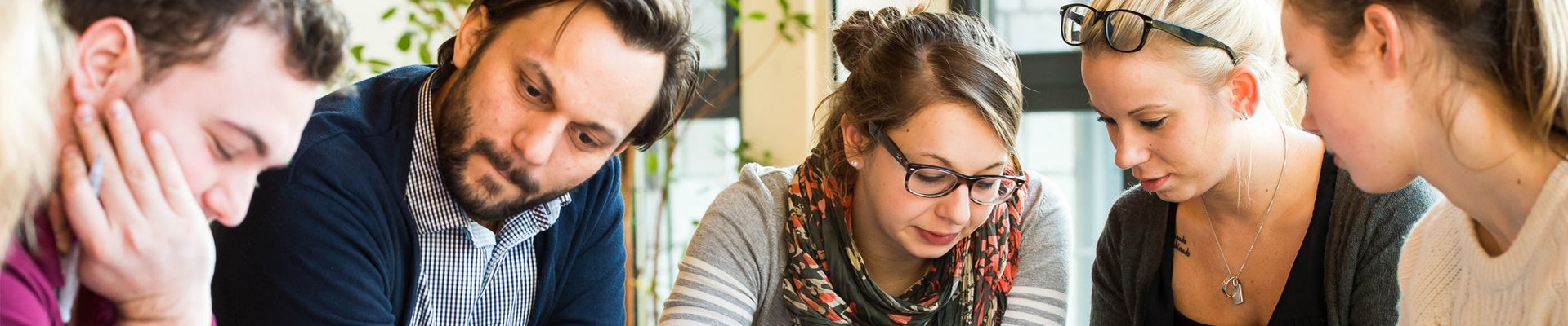 Headerbild Engagement für Bünde und Verbände: junge Diskussionsgruppe