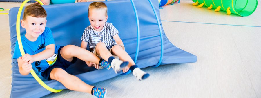 2 Jungen im Parcours