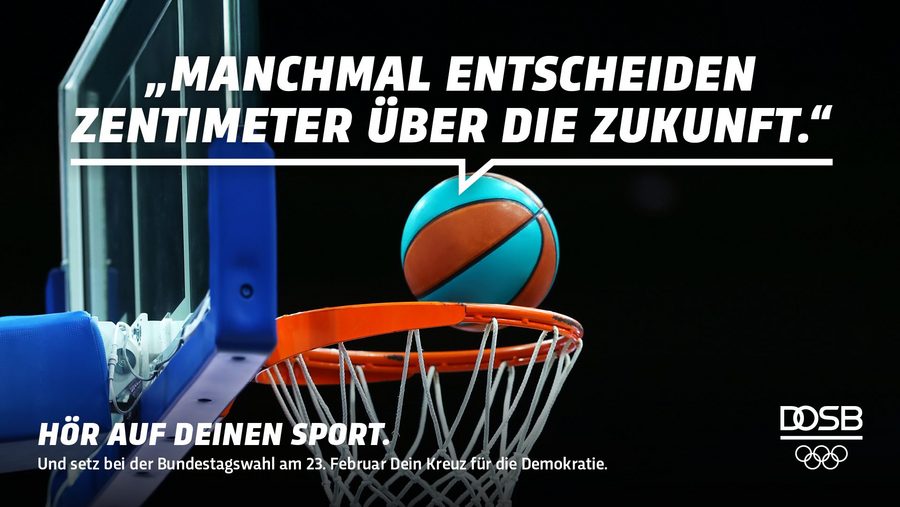 Basketball kurz über einem Basketballkorb
