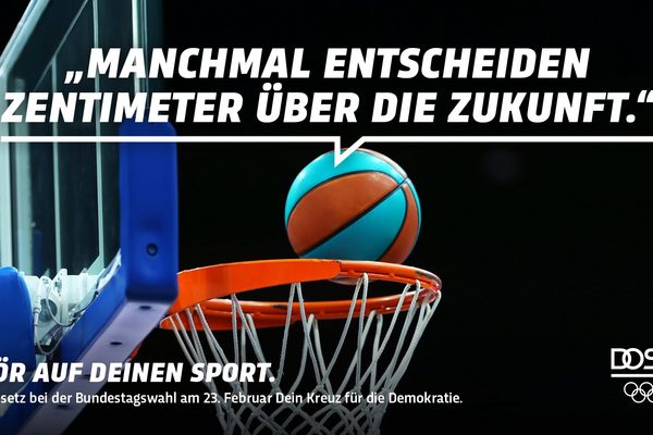 Basketball kurz über einem Basketballkorb