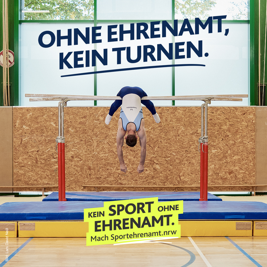 Turner hängt am Turngerät