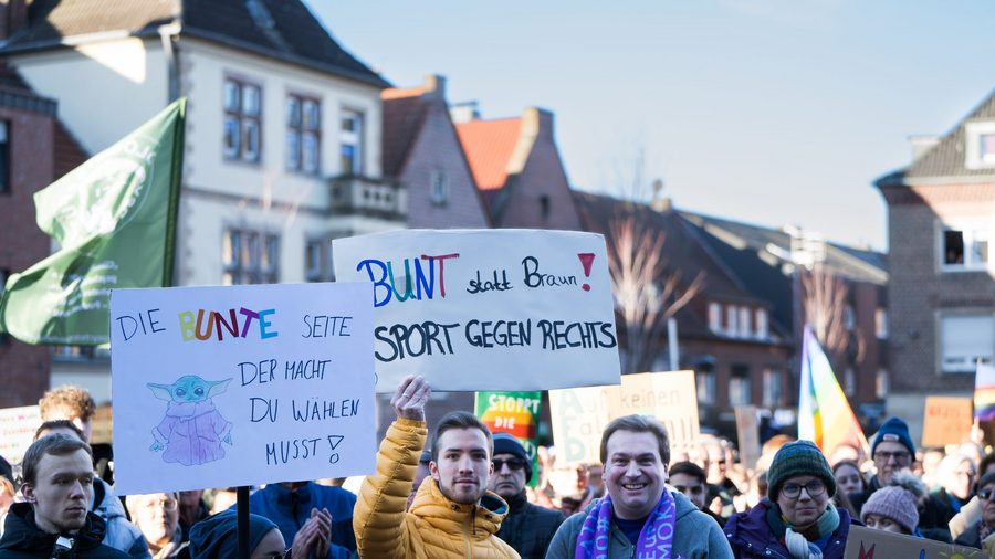 Plakate auf einer Demo gegen die Rechten
