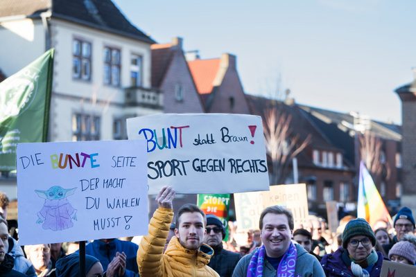 Plakate auf einer Demo gegen die Rechten