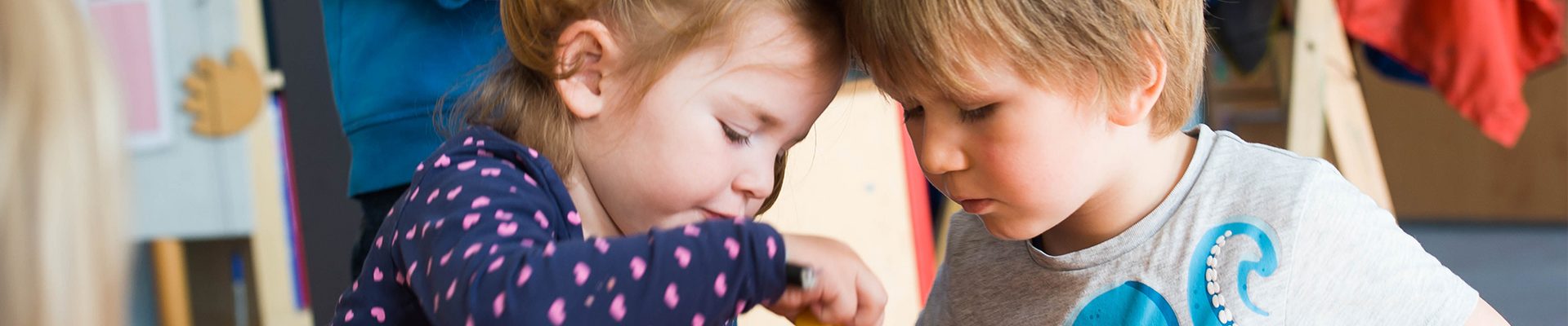 Headerbild Kindertageseinrichtungen: Junge und Mädchen beim Spiel in einer Kita