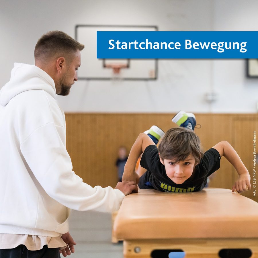 Lehrer mit Kind im SPortunterricht