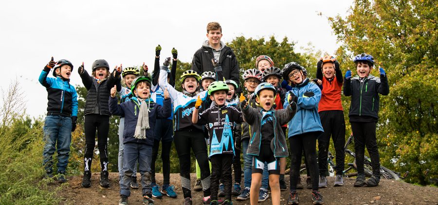 Mountainbike Kindergruppe mit Betreuer