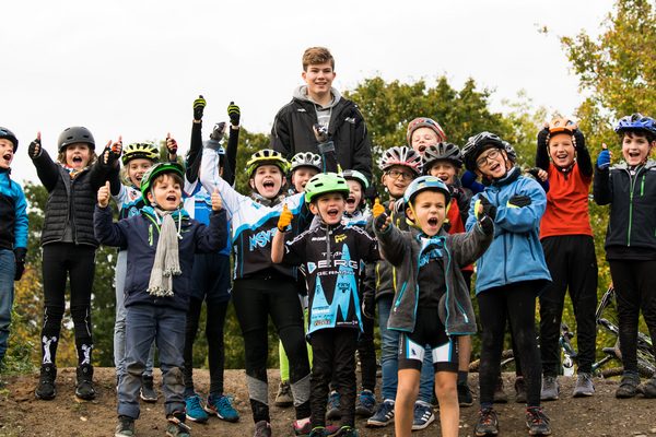 Mountainbike Kindergruppe mit Betreuer