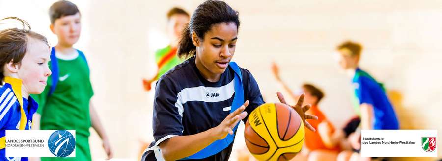 Jugendliche beim Basketball