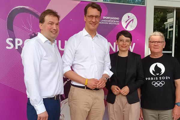 Sportjugendvorsitzender Jens Wortmann, NRW-Ministerpräsident Hendrik Wüst, NRW-Ministerin Josefine Paul und LSB-Präsident Stefan Klett