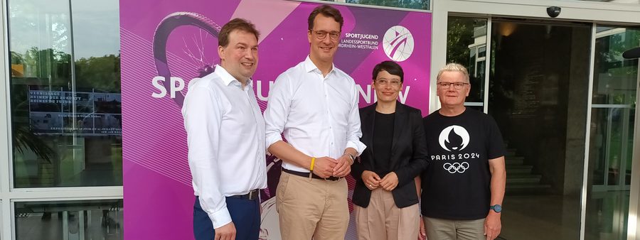 Sportjugendvorsitzender Jens Wortmann, NRW-Ministerpräsident Hendrik Wüst, NRW-Ministerin Josefine Paul und LSB-Präsident Stefan Klett