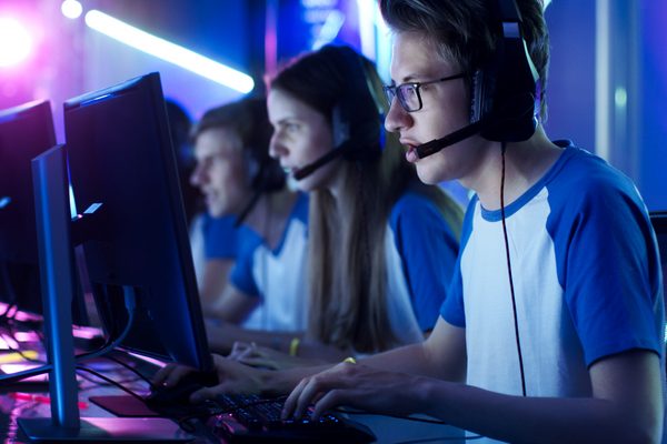 Jugendliche beim E-Sport