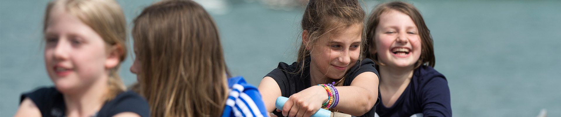Headerbild Unser Engagement für Schulsport und Ganztag: Mädchen im Ruderboot