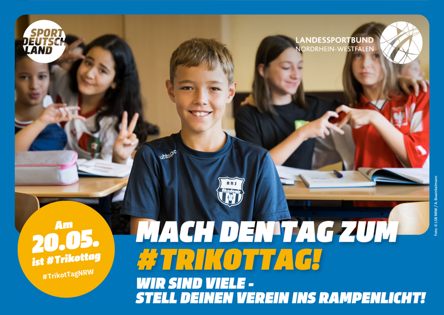 vier Schulkinder im Trikot