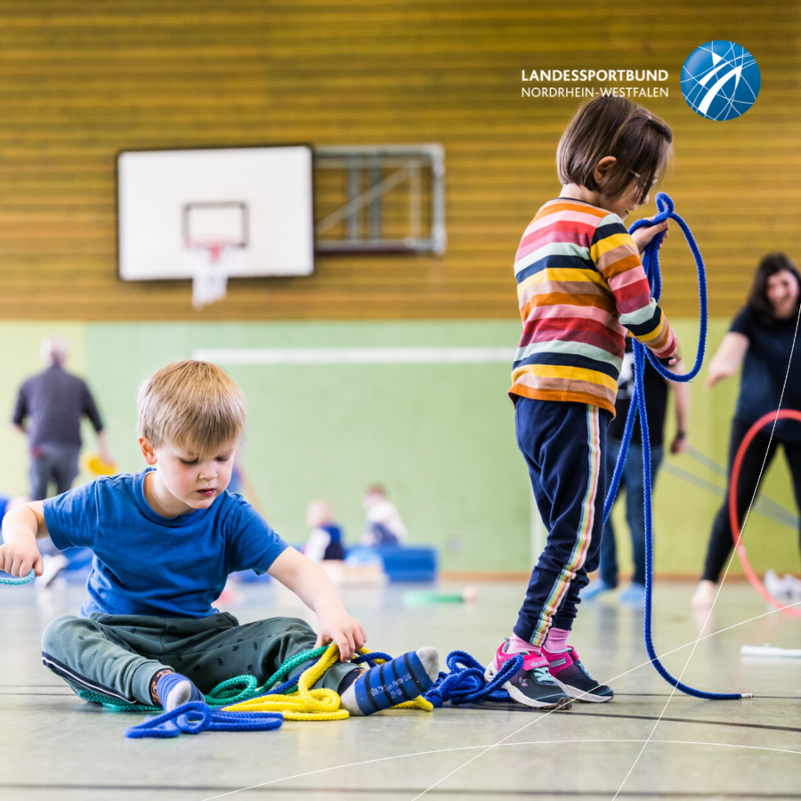 Zwei Kinder beim Spielen mit einem Seil in der Halle