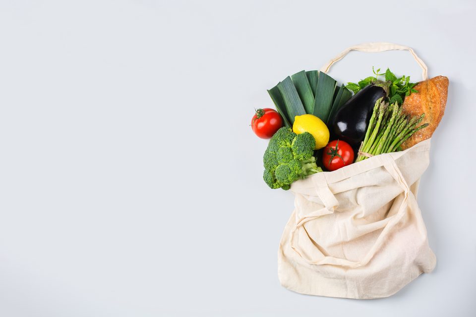 Jutebeutel mit verschiedenem Gemüse 