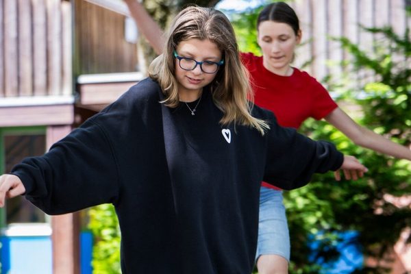Zwei Kinder, die auf einem Seil balancieren