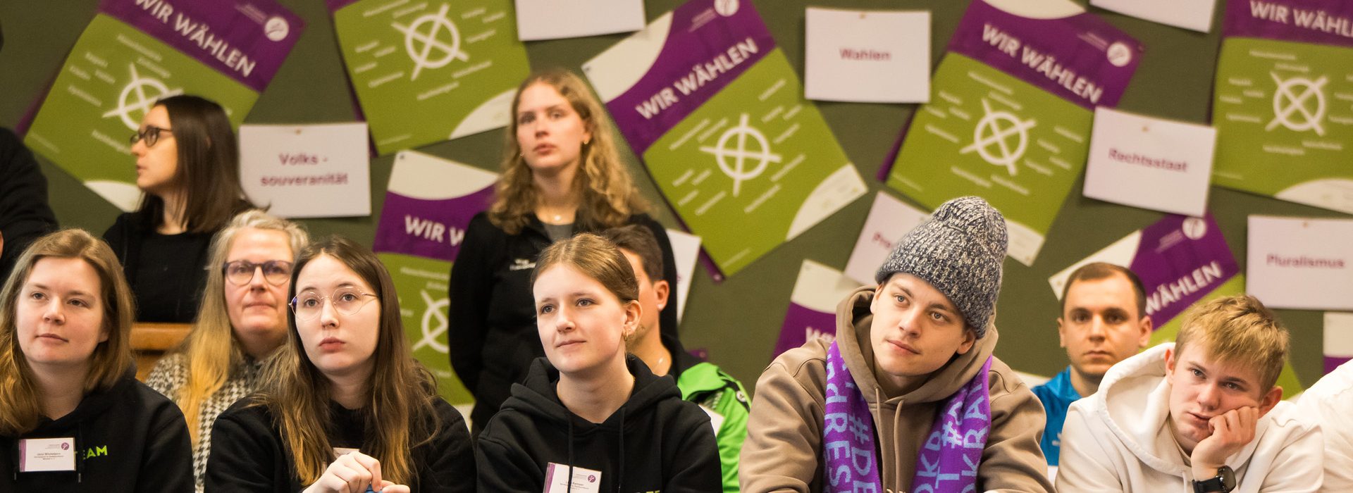 Jugendliche in Sporthalle - im Hintergrund steht 