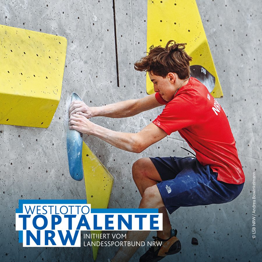 Ein Junge an der Kletterwand